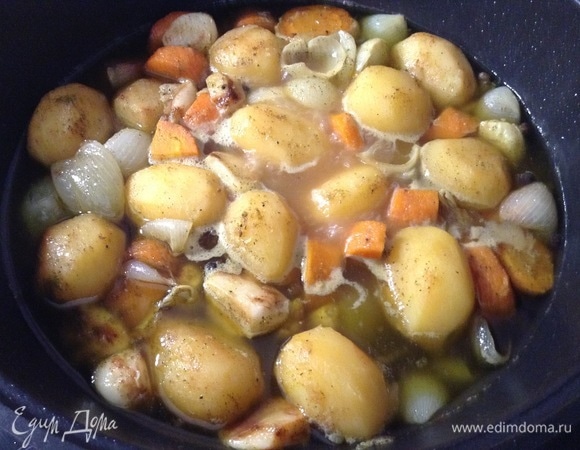 В общем-то, и все. Приятного аппетита!<br />  P. S. Можно, если казан на стол прямо ставить, его на минут 20 засунуть еще в раскаленную духовку под гриль, припечь чуть сверху. Ну и когда по тарелкам разложить, сверху посыпать зеленью свежерубленой — укроп, петрушка, базилик. Честно — блюдо получается как-то по-семейному теплым, нежным, ароматным, добрым.