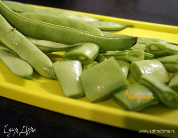 Картофель очистить, помыть, обсушить, нарезать кружочками. Фасоль помыть, обрезать кончики, ножом для чистки овощей срезать уплотнения с двух сторон. Если фасоль молодая, то этого делать не надо. Нарезать фасоль кусочками.