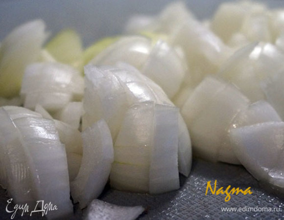 Лук очистить, помыть, нарезать кубиками. Чеснок измельчить.