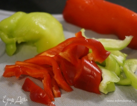 Сладкий перец помыть, удалить семена и нарезать соломкой.