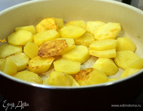 В глубокой сковороде разогреть растительное масло. Добавить картофель. Картофель обжарить до золотистой корочки.