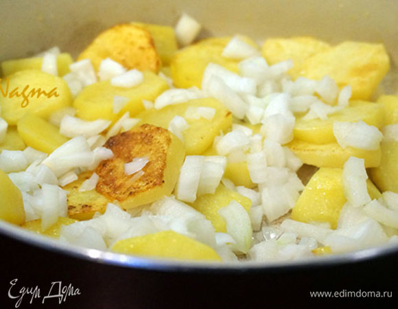 Затем добавить лук и чеснок. Перемешать.