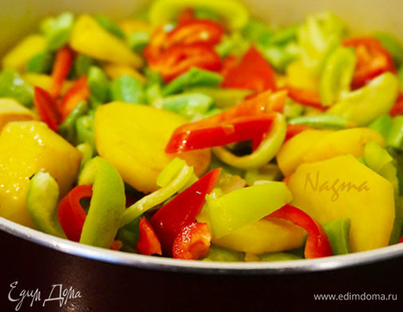 Добавить нарезанную фасоль, перец. Перемешать.