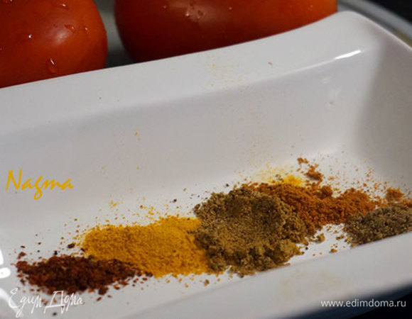 Затем в кастрюлю с овощами добавить специи. Перемешать.