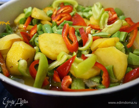 Добавить воды (примерно 200 мл) и тушить на минимальном огне, пока картофель не будет готов, а фасоль не поменяет цвет.