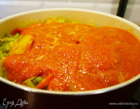 Как только картофель и фасоль будут готовы, добавить соус к овощам. Аккуратно перемешать. Когда соус закипит, накрыть крышкой и готовить на минимальном огне около 7–10 минут.