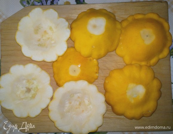 Патиссоны вымыть, обсушить, разрезать пополам вдоль, удалить семена, если есть. Если семян нет, то вырезать немного мякоти, чтобы получились чашечки. Также обрезать патиссоны с концов, чтобы они устойчиво стояли.