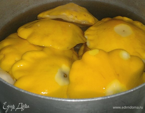 В кастрюле вскипятить воду (примерно 1,5 л), немного посолить. Выложить в воду патиссоны и варить до мягкости, но не переварить. У меня это заняло около 10 минут.