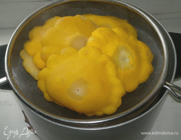 Отваренные патиссоны выложить в дуршлаг для стекания лишней воды и остывания.