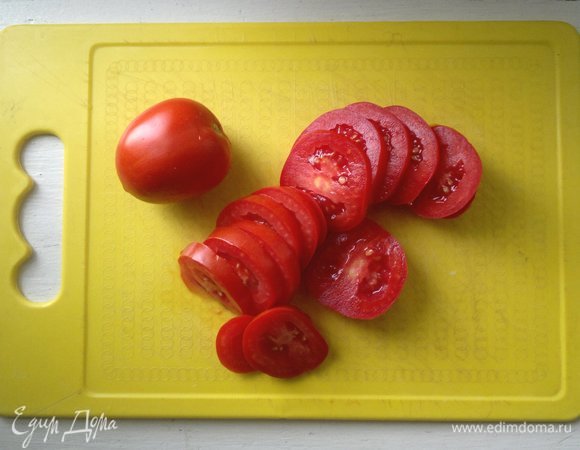Пока патиссоны остывают, приготовить начинку. Помидоры помыть, обсушить, нарезать кружками.