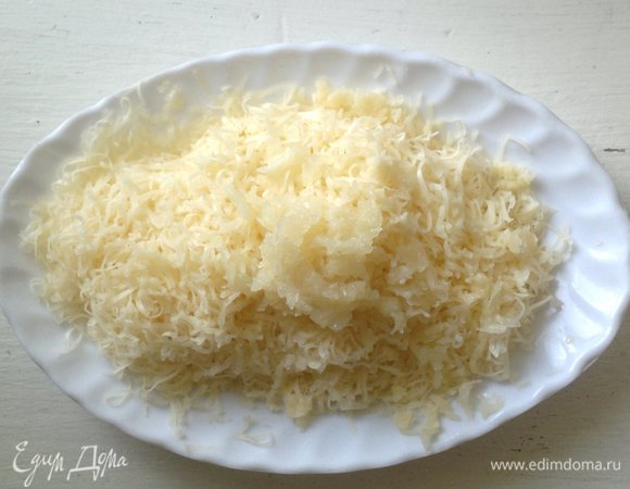 Чеснок почистить. Сыр и чеснок натереть на мелкой терке.