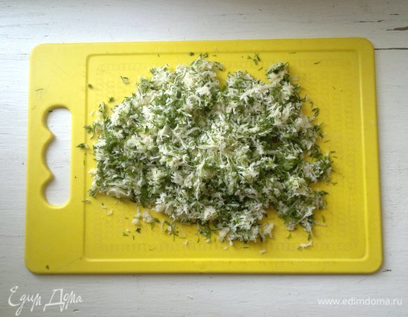 Сыр и чеснок соединить с укропом, поперчить, перемешать.