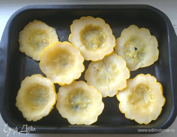 Форму для запекания смазать растительным маслом. Выложить половинки патиссонов.