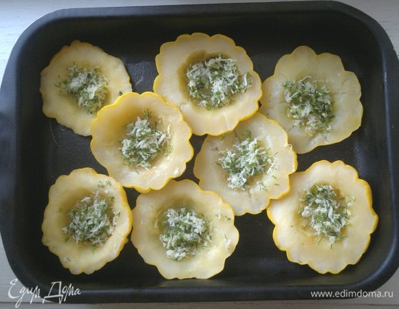 В чашечки патиссонов положить немного сырной массы (примерно 1/3 от общего количества).