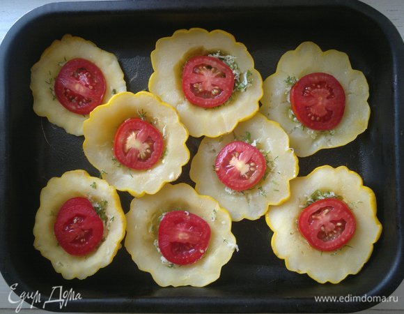 На сыр выложить по кружку помидора.