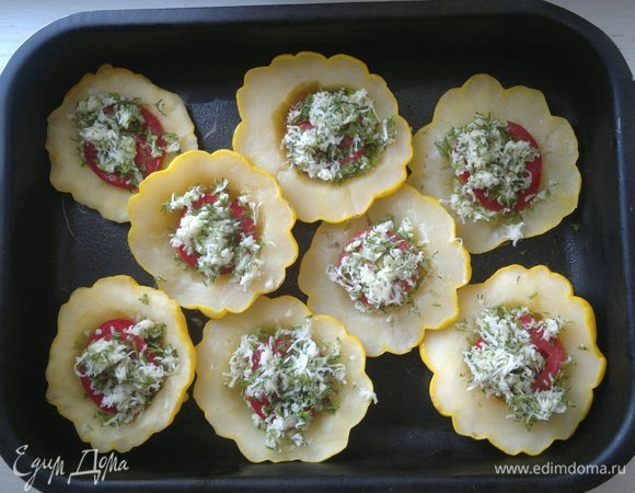 Помидоры посыпать частью сырной массы.