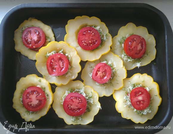Положить в чашечки патиссонов еще по одному кружку помидора.