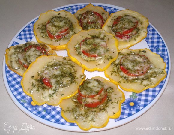 Готовые патиссоны выложить из формы на тарелку.