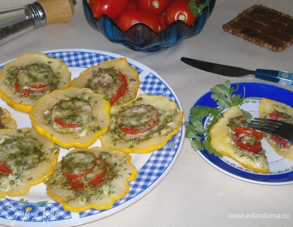 Подать патиссоны с помидорами и сыром к столу. Угощайтесь! Приятного аппетита!