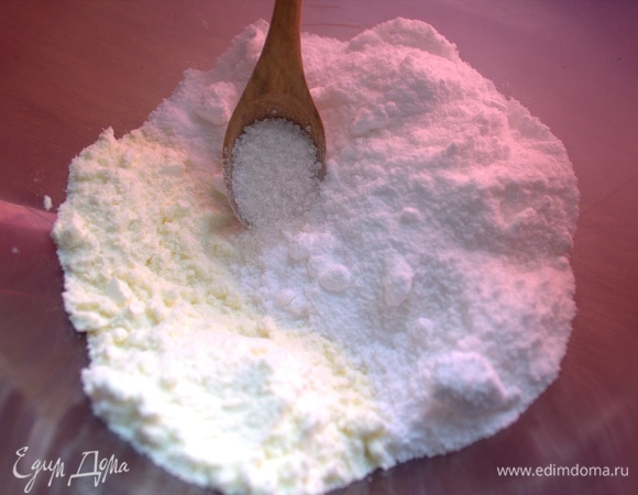 Смешать сухое молоко, ваниль и пудру.