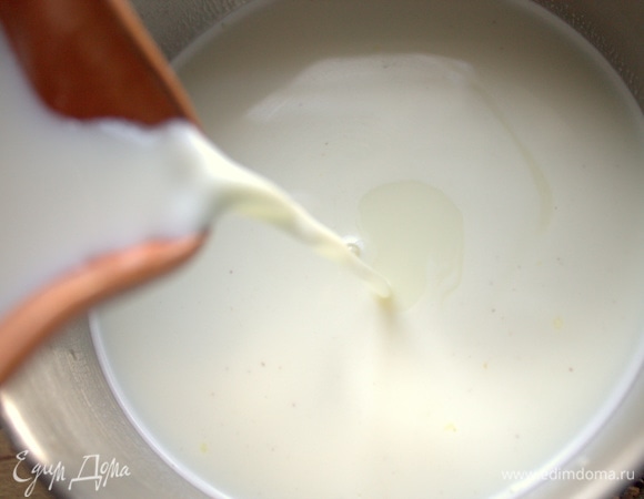 Влить в основной состав, постоянно помешивая, и держать на огне до загустения.