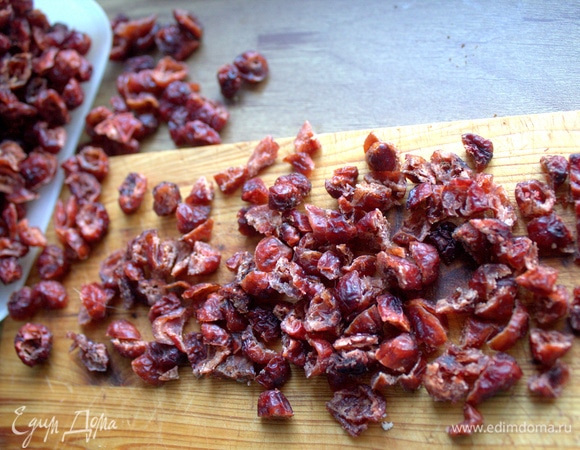 Нарезать для удобства клюкву.