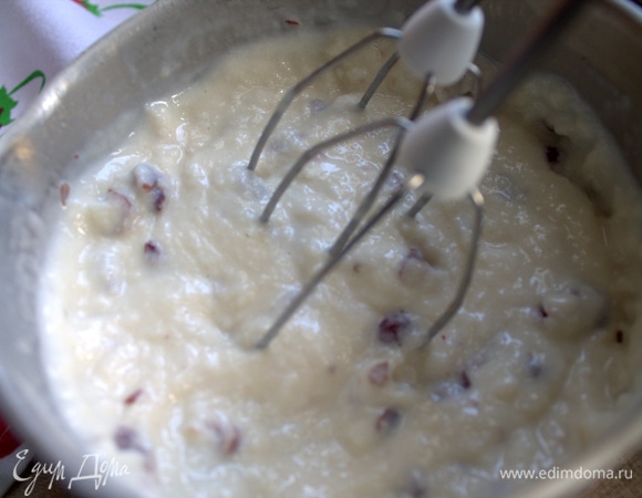 Когда остынет, поставить вначале в холодильник, затем — в морозилку на час. При этом вынимать и взбивать несколько раз.