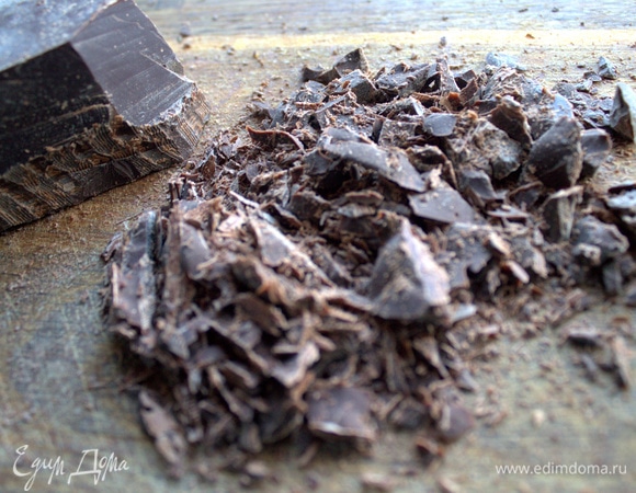 Шоколад натереть или порубить в крошку.