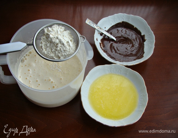Яйца взбить с сахаром в пышную светлую пену. Масло и шоколад растопить. Муку смешать с разрыхлителем и просеять.