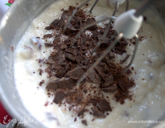 На этапе заморозки всыпать шоколадную крошку.