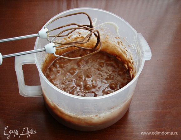 Смешать все ингредиенты, вылить в форму с разъемными бортиками и поставить в разогретую до 170°C духовку минут на 20. Готовность бисквита проверить шпажкой. Бисквит освободить от формы (18–20 см) и остудить на решетке.