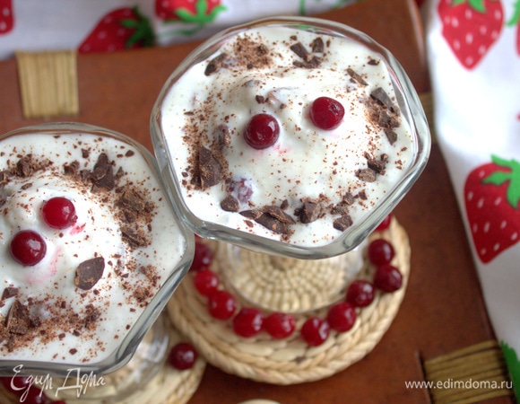 Разложить мороженое, украсить тертым шоколадом и ягодами.