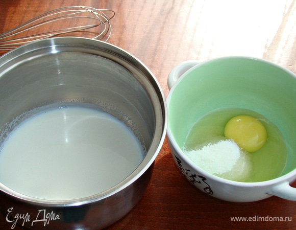 В сотейнике подогреть молоко, в миске смешать яйцо с сахаром. Тонкой струйкой влить горячее молоко в яичную смесь, постоянно помешивая. Затем эту смесь перелить обратно в сотейник и при постоянном помешивании на среднем огне довести смесь до загустения.