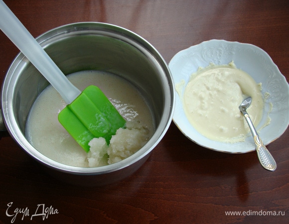 Яично-молочную смесь снять с огня и добавить набухший желатин, все хорошо перемешать.