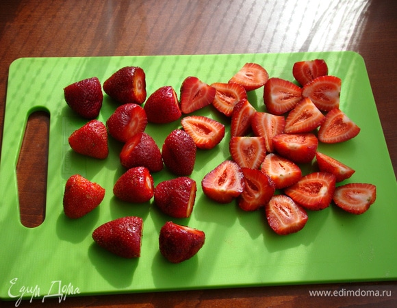 Подготовить клубнику: удалить хвостики и часть ягод разрезать пополам.
