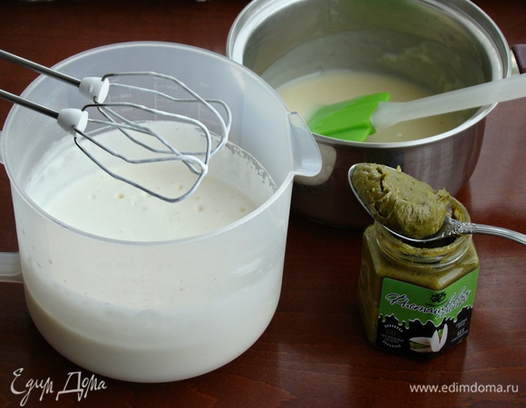 Взбить холодные сливки до устойчивых пиков. Во взбитые сливки влить остывшую яично-шоколадную массу и добавить 2 ст. л. фисташковой пасты. Все хорошо перемешать миксером на малых оборотах.