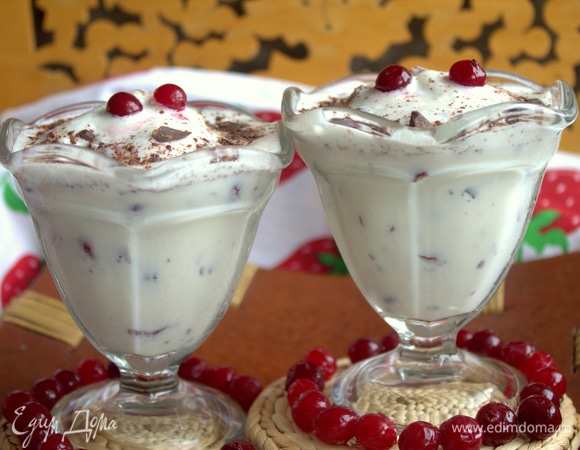 Мороженое в жару быстро тает.