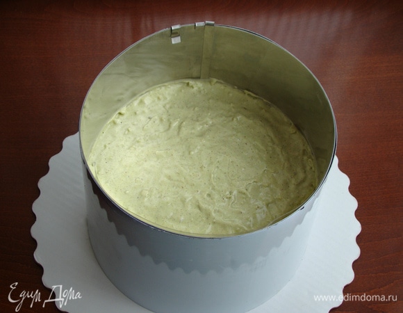 Равномерным слоем вылить фисташковый мусс на бисквит с клубникой и поставить в холодильник для застывания.