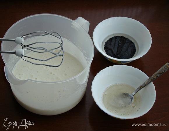 Желатин замочить в небольшом количестве холодной воды. Мак залить кипятком минут на 15–20. Затем воду слить.