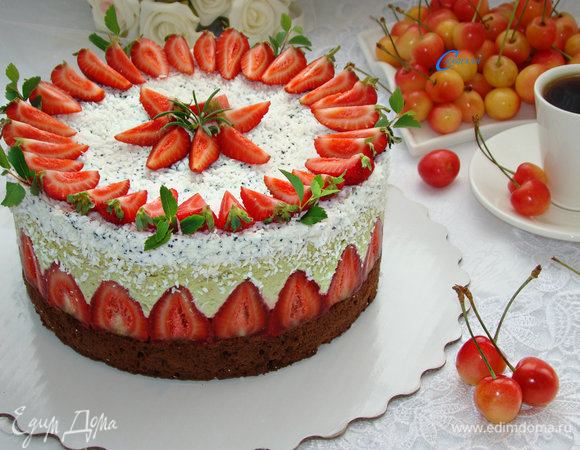 Украсить десерт по своему вкусу. Муссовый торт с клубникой очень хорош в летнюю жару. Готовьте с удовольствием!