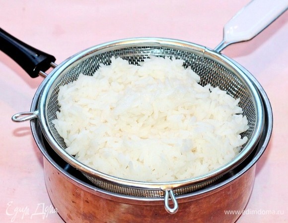Приготовим рис. Промываем и варим в подсоленной воде по инструкции.
