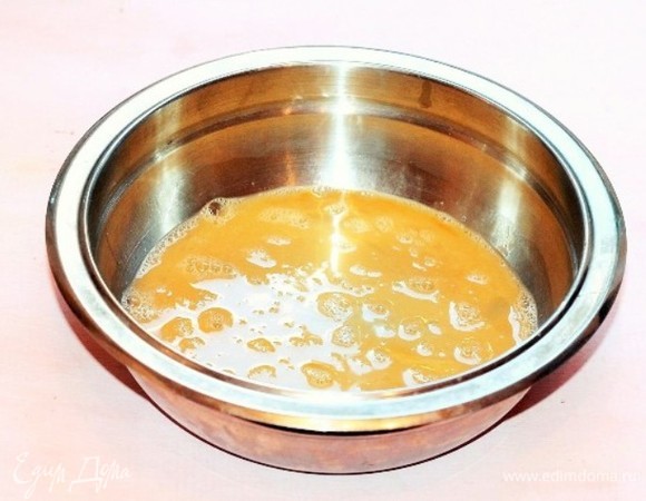 Приготовим тесто для пирога. Два крупных яйца смешиваем с солью и взбиваем вилкой.