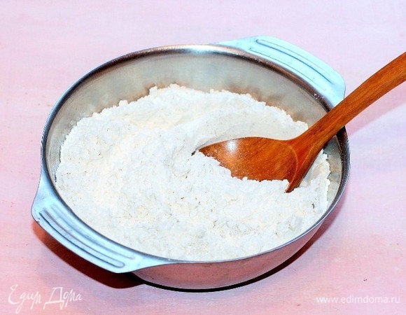 Муку смешиваем с разрыхлителем и содой, просеиваем.