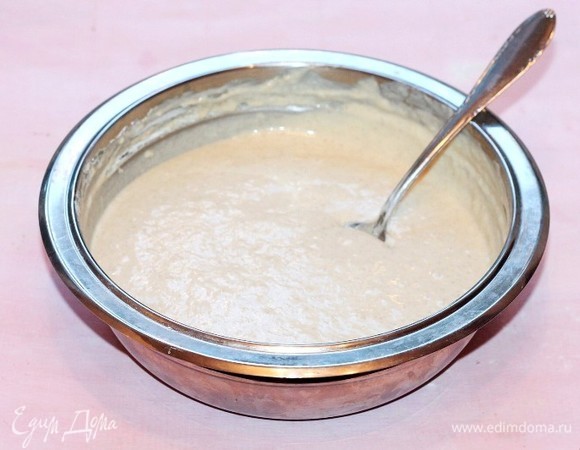 Вмешиваем по 1 ст. л. мучную смесь в жидкую и замешиваем густое тесто без комочков. Можно тесто взбить миксером до однородности.