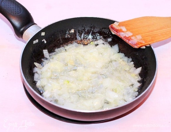 Очищенный репчатый лук нарезаем небольшими кубиками и обжариваем на растительном масле (1 ст. л.) до прозрачности. Добавляем сливочное масло.