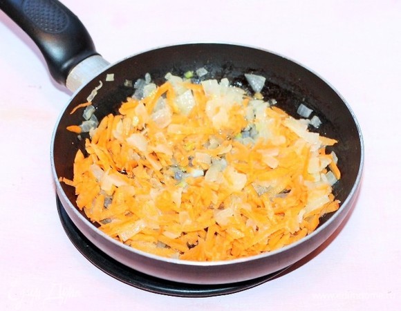 Трем на крупной терке небольшую морковь и добавляем к луку, тушим 2–3 минуты.