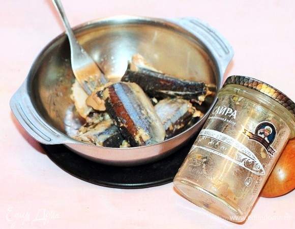 Выкладываем сайру ТМ «Капитан Вкусов» из банки без масла и измельчаем вилкой.