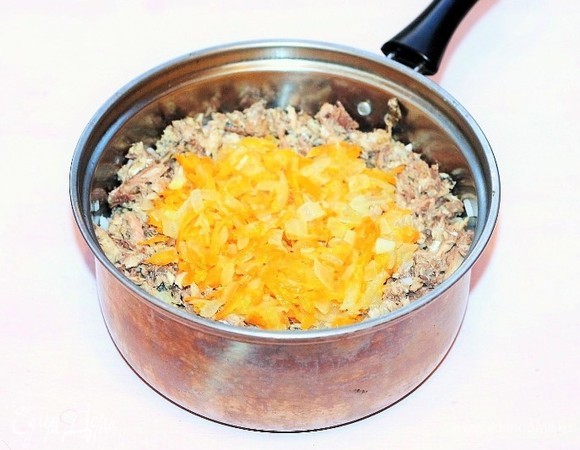 В готовый рис кладем сайру и пассеровку, добавляем по вкусу соль, перемешиваем. Вместо соли можно добавить соевый соус (1–2 ст. л.). Начинка готова.