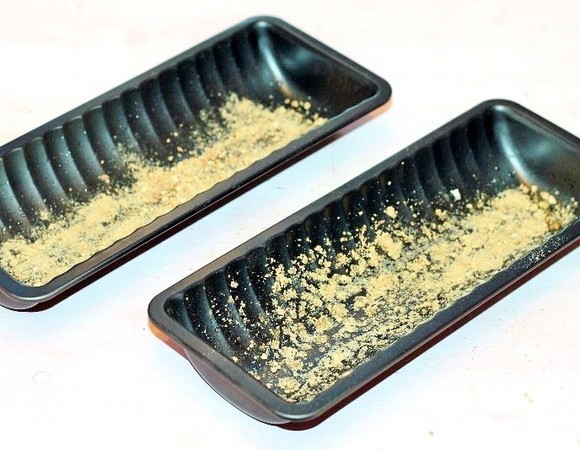 Приготовим формочки для выпечки. У меня 3 формочки: 2 формочки размером 28х10 см и 1 формочка 20х20 см. Смазываем формочки растительным маслом и посыпаем панировочными сухарями.