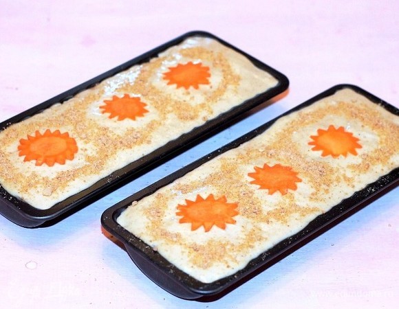 Закрываем начинку тестом. Можно украсить верх пирога. У меня для украшения морковь, еще немного посыпан пирог панировочными сухарями. Выпекаем пироги в хорошо разогретой до 180°C духовке до румяной корочки (примерно 35 минут).